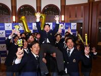 阪神からドラフト１位指名を受け、胴上げされる明大・榊原七斗（中央）＝撮影・中島達哉