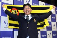 阪神に１位指名され、笑顔を見せる明大の榊原七斗