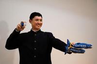 日本ハムから１位指名を受け笑顔を見せる山梨学院・菰田