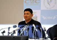 照れ笑いを浮かべて会場入りする山梨学院・菰田