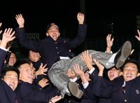 胴上げされる巨人４位指名の智弁学園・杉本真滉（撮影・田中太一）