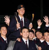 騎馬に乗り笑顔を見せる巨人４位指名の智弁学園・杉本真滉（撮影・田中太一）