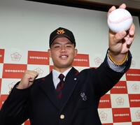 巨人４位の指名を受け、ポーズを決める智弁学園・杉本真滉（撮影・田中太一）
