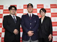 巨人４位指名の智弁学園・杉本真滉。左は父の光永さん、右は母の真美さん（撮影・田中太一）