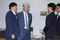 青学大・渡部海と話す楽天・吉井監督と石井ＧＭ（撮影・金田祐二）