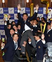 阪神に１位指名され、明大野球部ナインに胴上げされる榊原七斗