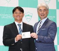 楽天から１位指名され、抽選券を手にポーズをとる青学大の渡部海（左）と吉井監督
