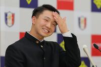 巨人から３位指名を受け、記者会見する横浜高の池田聖摩。対戦したい投手に高校の先輩の涌井や柳をあげた