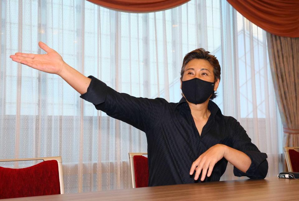 　スカウト会議後に取材に応じる新庄監督（撮影・中島達哉）