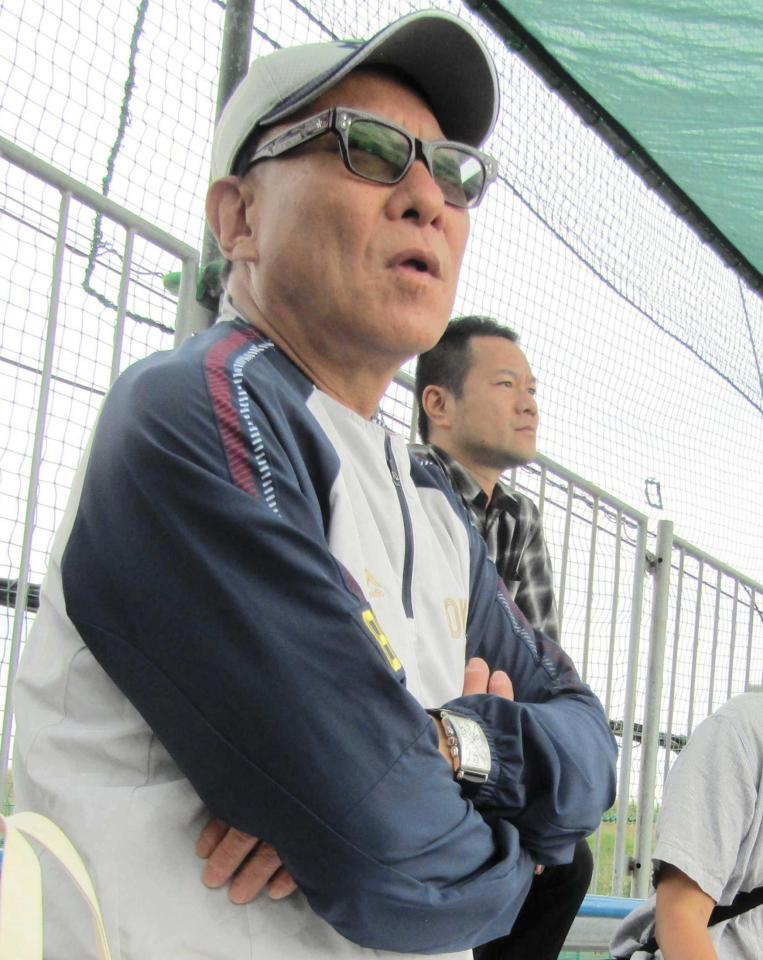 　秋季練習で選手の動きを見守る池山監督（撮影・伊藤玄門）