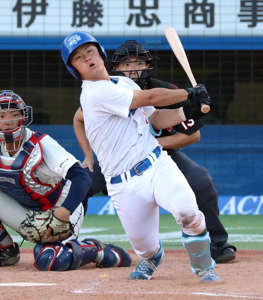 　３回、左前打を放つ青学大・渡部