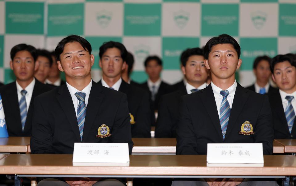 ドラフト会議の開始を待つ青学大の渡部海（左）と鈴木泰成