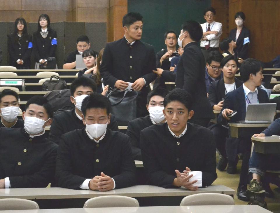 会見場でドラフト会議の開始を待つ横浜・織田