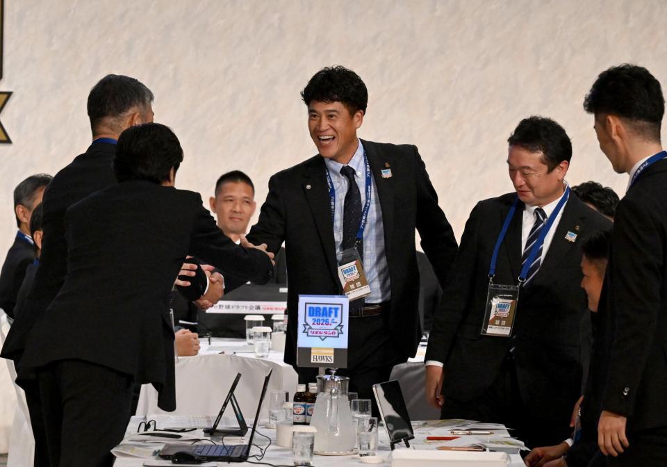 青学大・鈴木泰成の交渉権を獲得し、関係者と握手を交わす城島ＣＢＯ（中央）