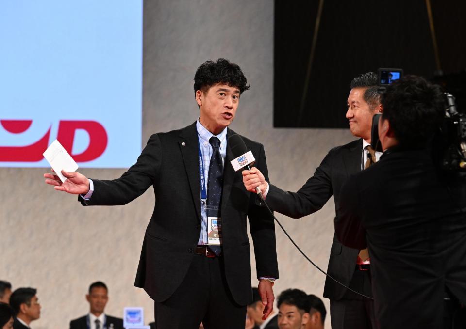 青山学院大・鈴木泰成の交渉権を獲得し、インタビューを受ける城島ＣＢＯ（撮影・柿森英典）