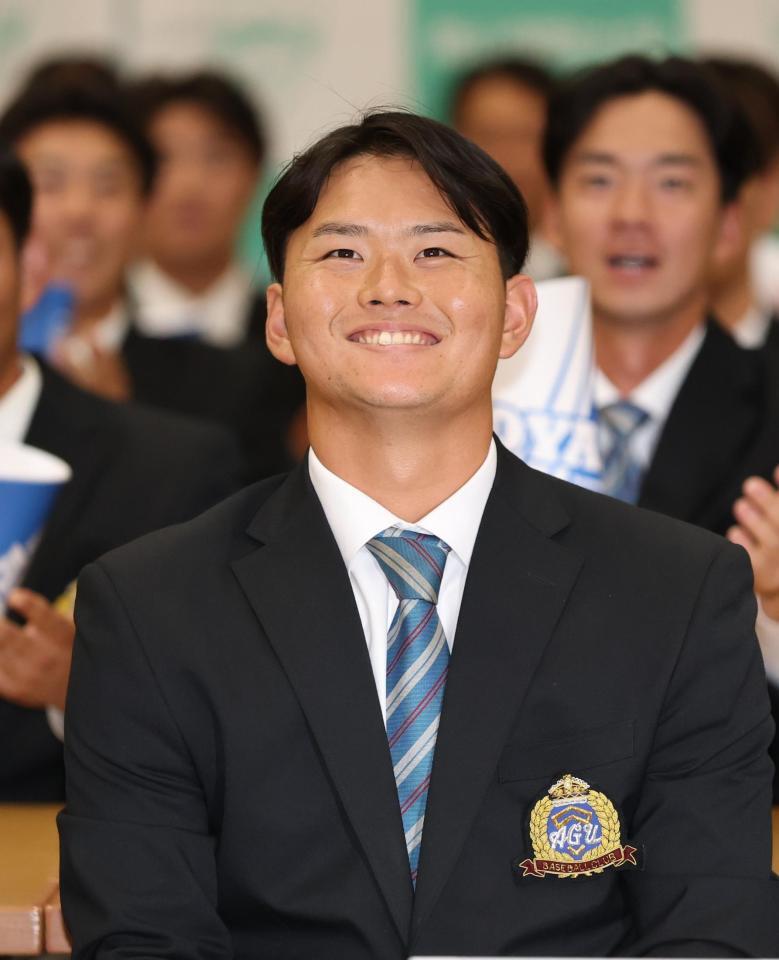 楽天から１位指名を受け笑顔を見せる青学大の渡部海