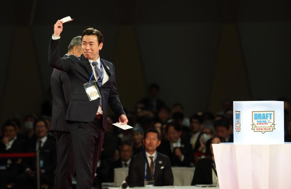 近大・宮原廉を引き当てた荒木球団本部長補佐（撮影・棚橋慶太）