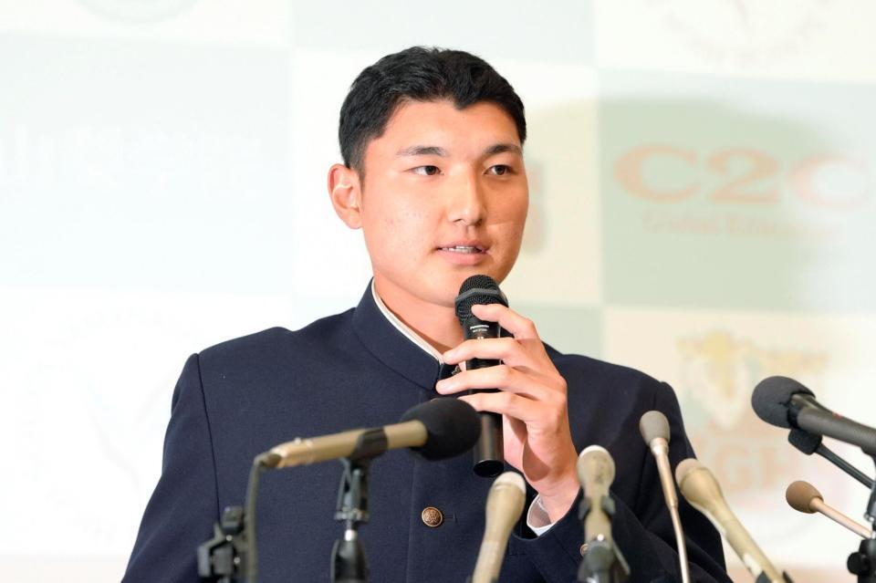 日本ハムから１位指名を受け、記者会見する山梨学院高の菰田陽生投手