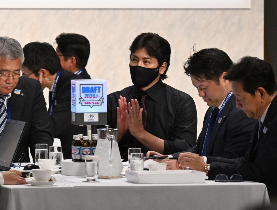 九州国際大付高の牟礼翔を２位指名し、拍手する新庄監督（中央）
