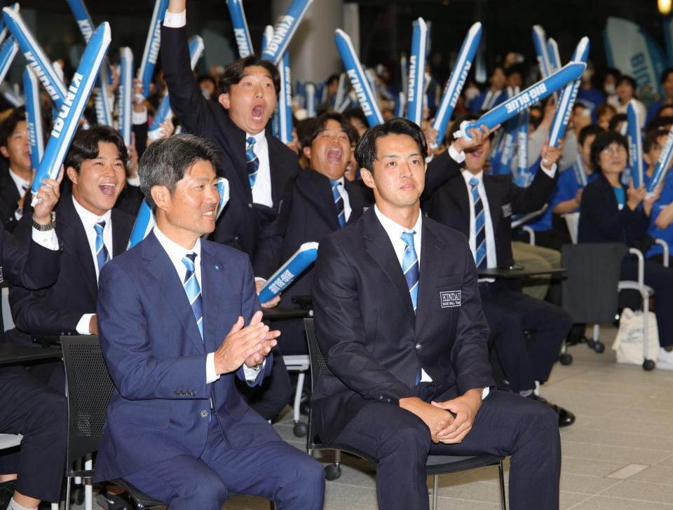 中日から１位の指名を受け、大喜びの仲間から祝福を受ける近大・宮原廉（撮影・坂部計介）