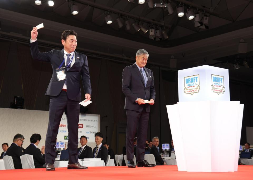 近大・宮原廉のくじを引き当てた中日・荒木雅博球団本部長補佐（左）＝グランドプリンスホテル新高輪（撮影・西岡正）