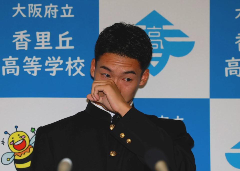 日本ハムから５位指名を受け涙ぐむ香里丘・岡本翔斗（撮影・石湯恒介）