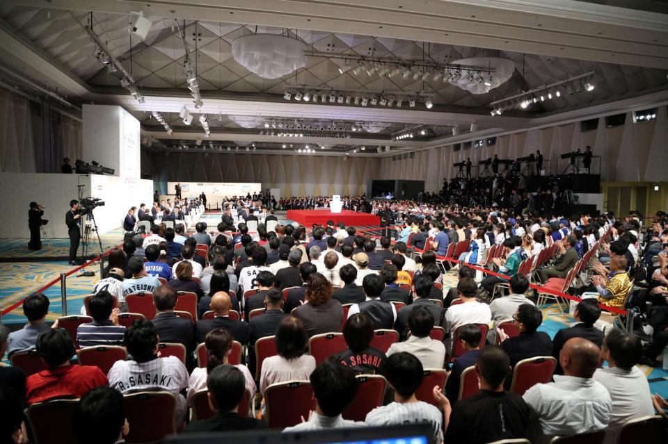 大勢の観客で埋まったドラフト会議の会場（撮影・棚橋慶太）