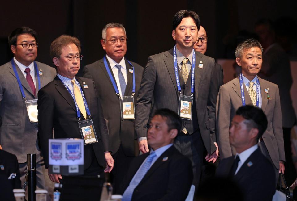 会場入りする藤川監督（中列右から２人目）ら