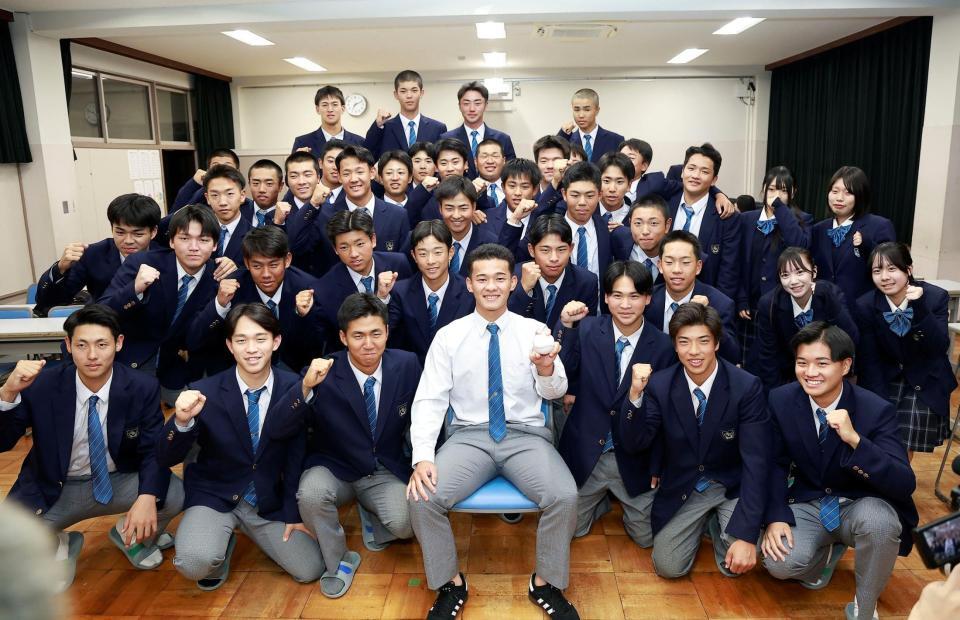 ロッテに２位指名され、生徒たちに祝福される高岡第一・前田侑大（中央）＝撮影・西田忠信