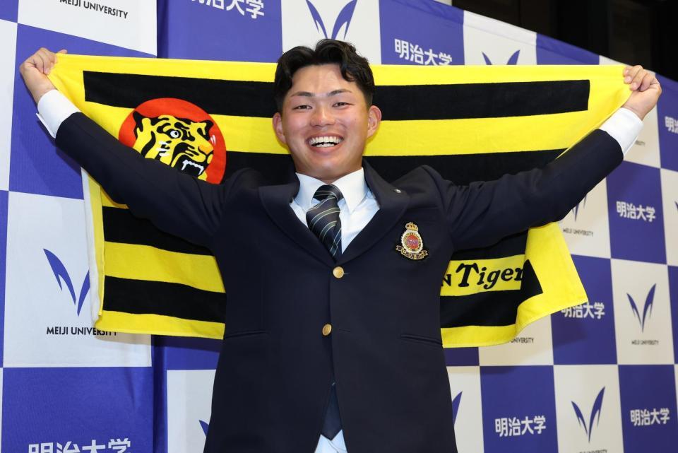 阪神に１位指名され、笑顔を見せる明大の榊原七斗