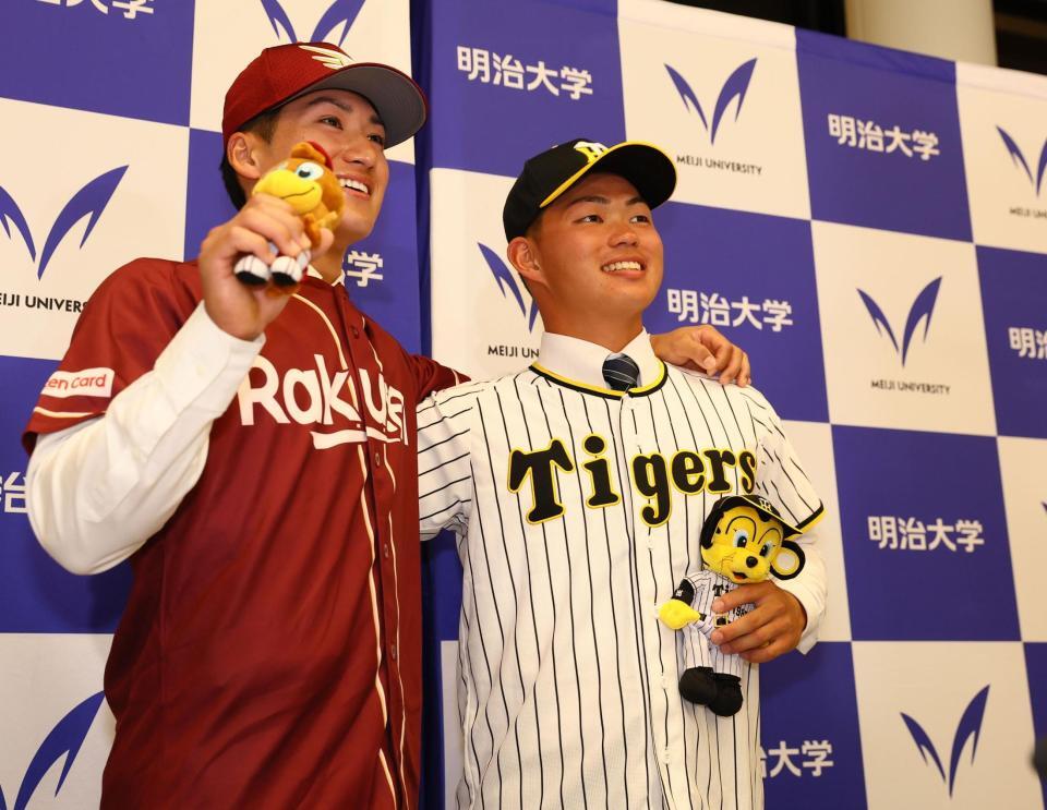 楽天２位指名の岡田啓吾（左）と記念撮影する阪神からドラフト１位指名の明大・榊原七斗（撮影・中島達哉）