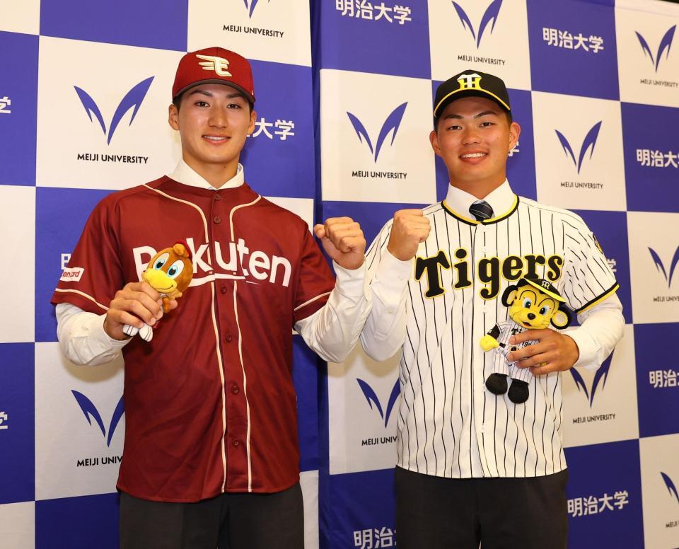 阪神からドラフト１位指名を受け、記念撮影に応じる明大・榊原七斗（右）と楽天２位指名の岡田啓吾（撮影・中島達哉）
