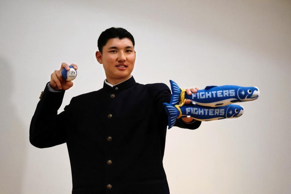 日本ハムから１位指名を受けた山梨学院・菰田