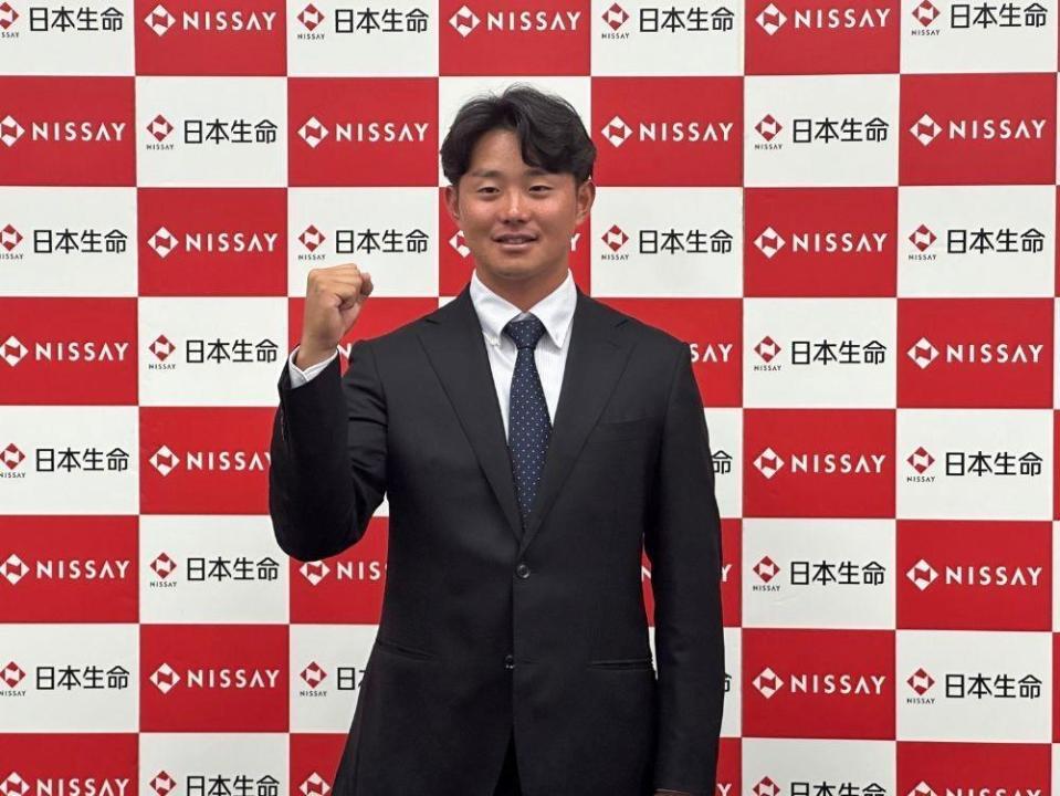 西武から５位指名を受け会見でガッツポーズをする日本生命の中津大和　