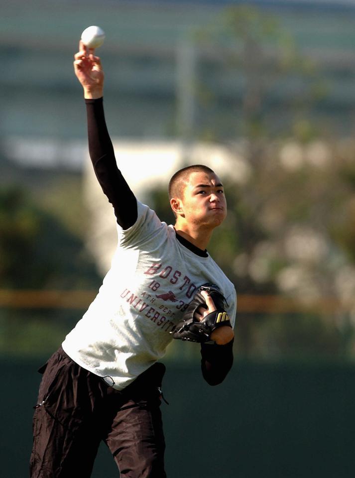 ２００４年、自主トレでキャッチボールをする、ドラフト最年少で阪神と仮契約した辻本賢人投手