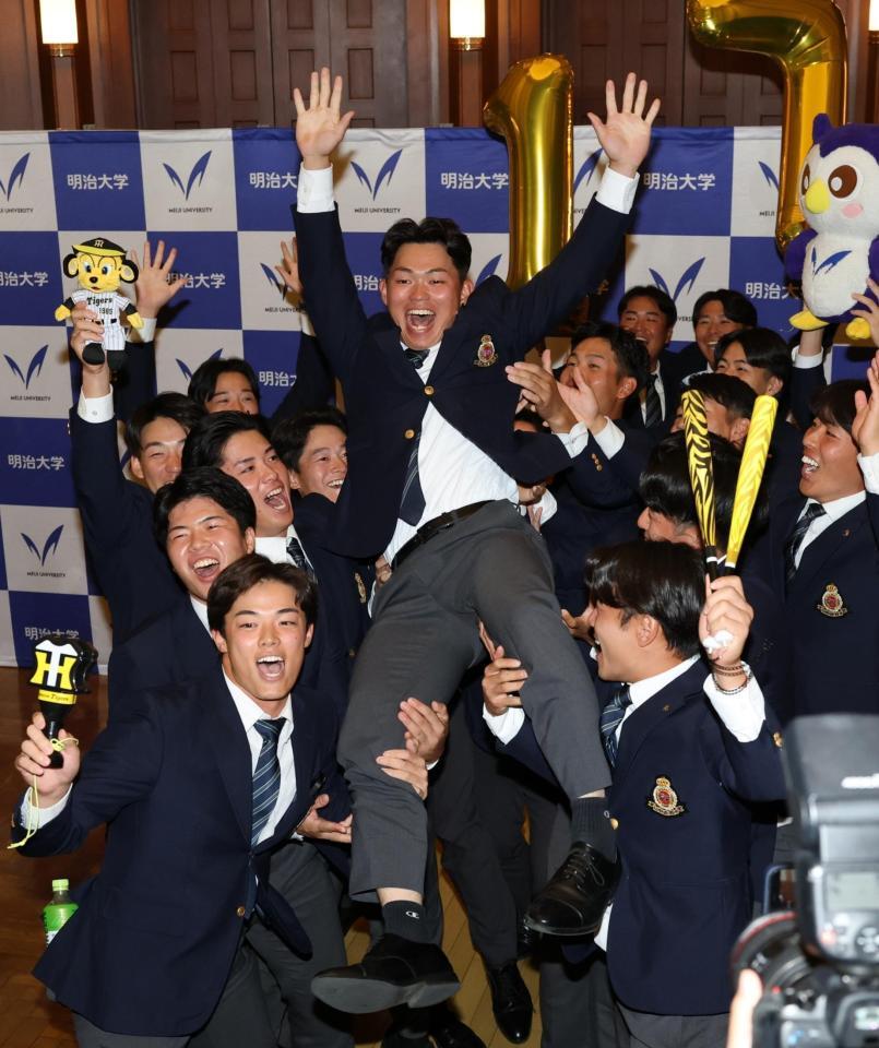阪神に１位指名され、明大野球部ナインに胴上げされる榊原七斗