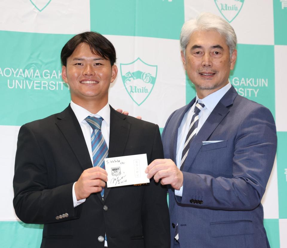 楽天から１位指名され、抽選券を手にポーズをとる青学大の渡部海（左）と吉井監督