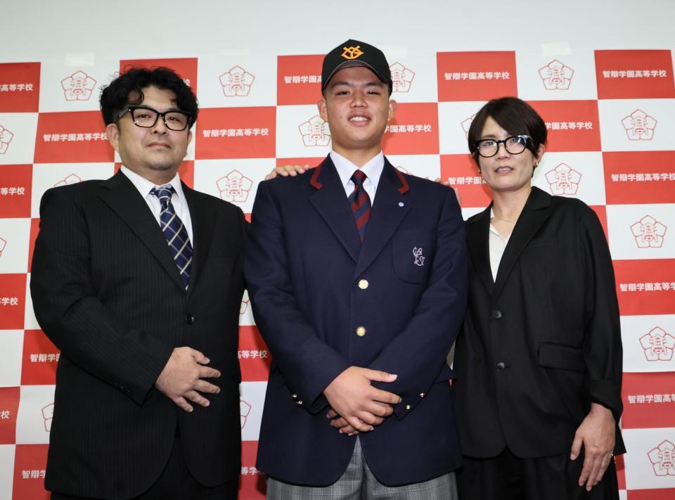 巨人４位指名の智弁学園・杉本真滉。左は父の光永さん、右は母の真美さん（撮影・田中太一）