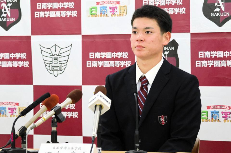 ロッテからドラフト６位指名を受けた日南学園・田中皐晴（中央）