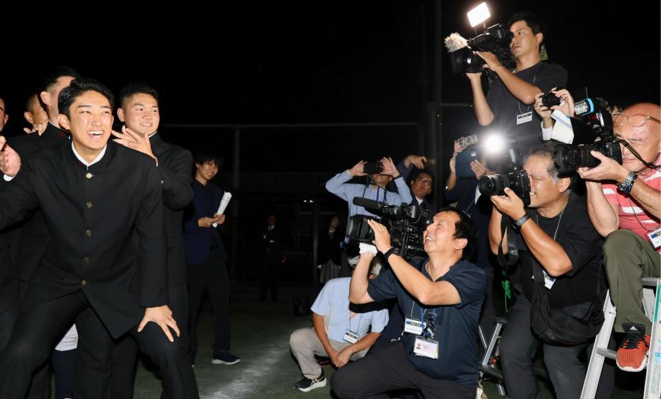 巨人から３位指名された池田聖摩の記念撮影で笑顔を見せる巨人１位指名の横浜高の織田翔希（左）