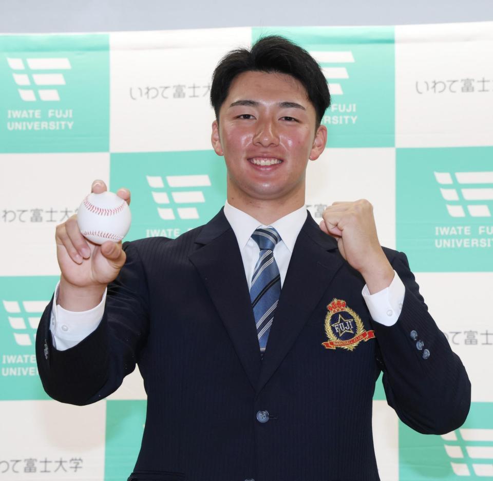 オリックスに１位指名され、ポーズをとる富士大・角田楓斗