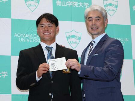　吉井監督の訪問に笑顔の青学大・渡部（撮影・金田祐二）