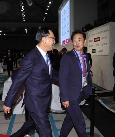 　ヤクルト・池山監督（左）と話しながら会見場に向かう水野編成本部長（撮影・西岡正）