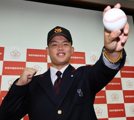 巨人４位の指名を受け、ポーズを決める智弁学園・杉本真滉（撮影・田中太一）