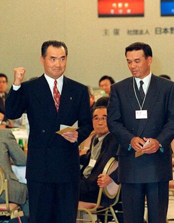 １９９２年１１月、プロ野球ドラフト会議で松井秀喜選手の交渉権を獲得、ガッツポーズする巨人の長嶋茂雄監督。右は阪神の中村勝広監督