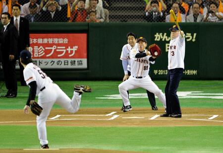 始球式で松井秀喜氏（５５）が投げた高めのボールをスイングする長嶋茂雄氏＝２０１３年