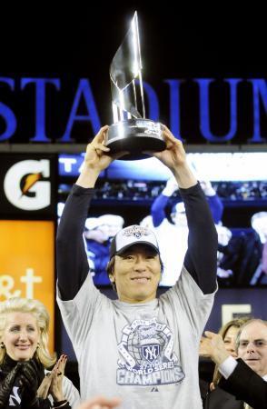 　２００９年１１月、米大リーグのワールドシリーズでＭＶＰに選ばれ、トロフィーを掲げるヤンキースの松井秀喜選手＝ニューヨーク（共同）