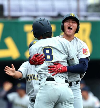 ５回、同点３ランを放った関学・宮原大和（８）を迎える関学・新井亮規浩（右）＝撮影・山口登