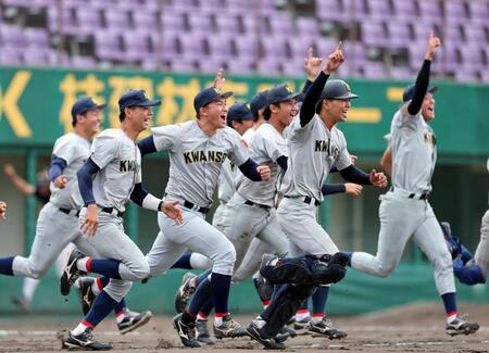 優勝を決め、ベンチから飛び出す関学・新井亮規浩（中央左）ら関学ナイン（撮影・山口登）