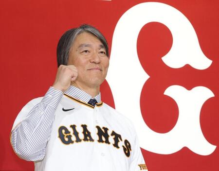 ユニホームに袖を通し、ポーズを決める松井新監督（撮影・西岡正）
